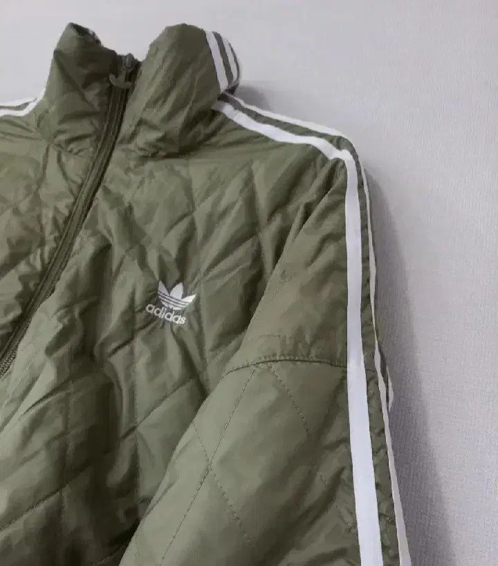 アディダス 必須アイテム カーキ クロップドトラックジャージ キルティングトップス ジャージ ジップアップジャージ 90 S