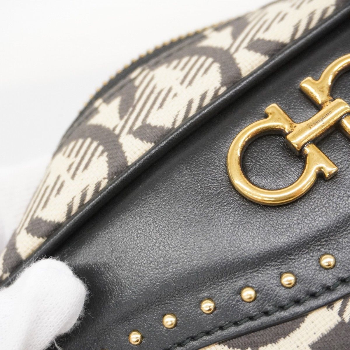 ☆SALE【5ib2561-h】サルヴァトーレフェラガモ ポーチ ガンチーニ  