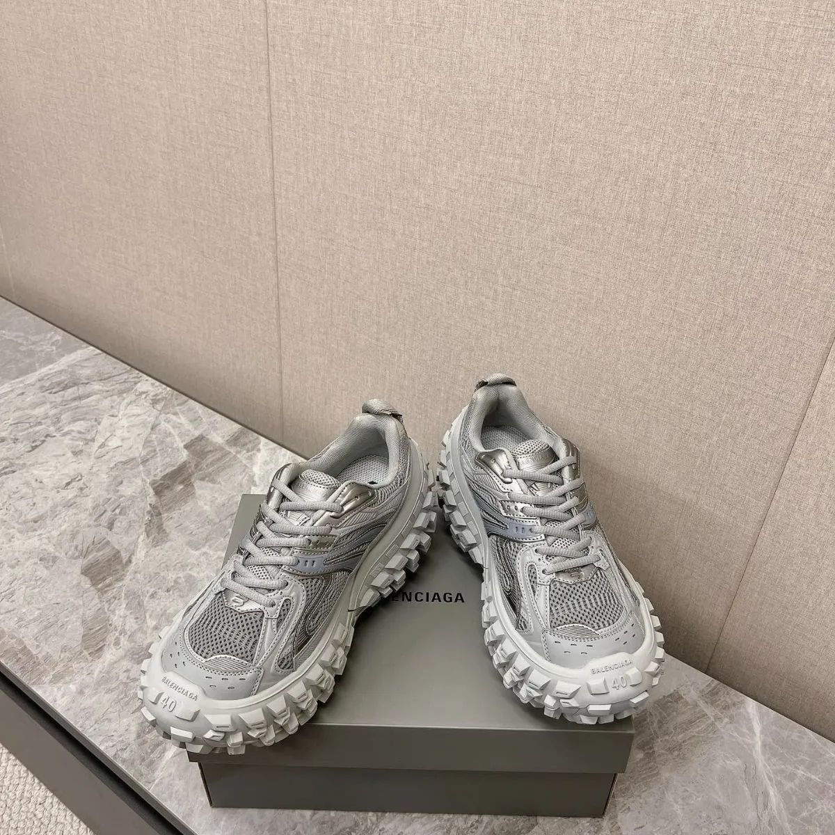 BALENCIAGA バレンシアガ defender screw