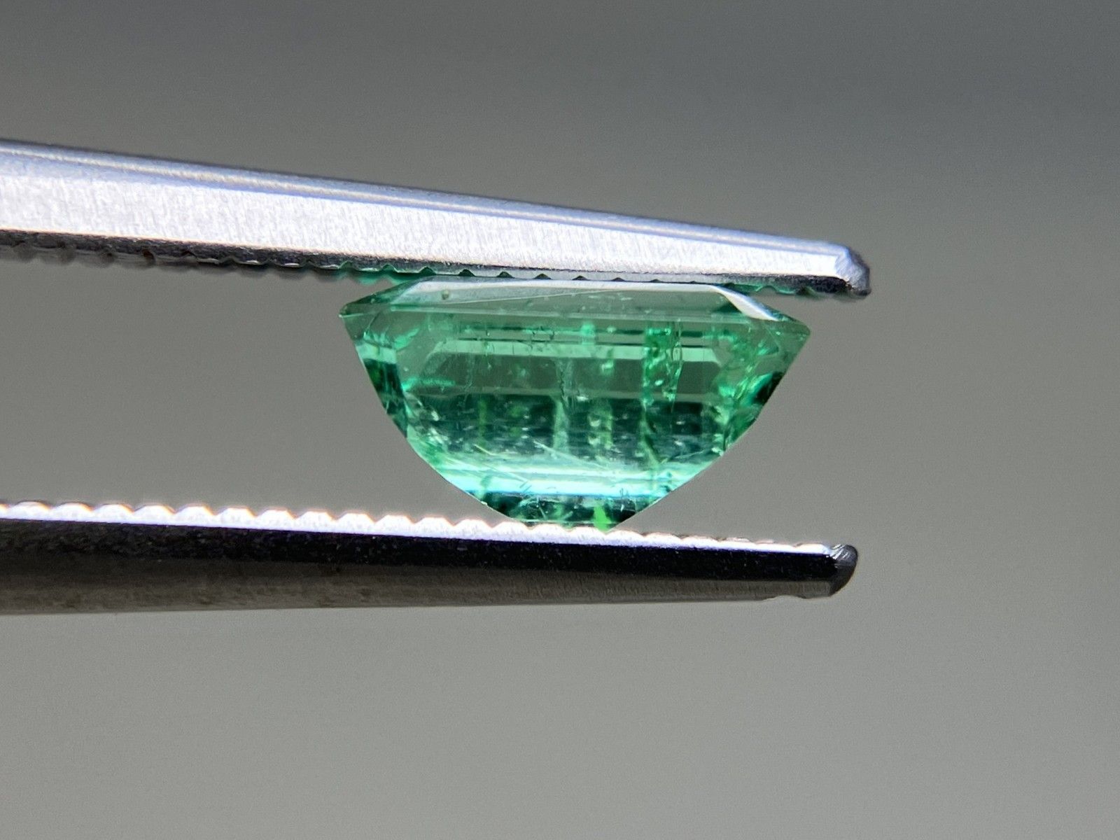 売り切りたいため値下げ　エメラルドの石 エメラルド 天然 0.962ct 中央宝石ソーティング付き 6.25㎜×5.81