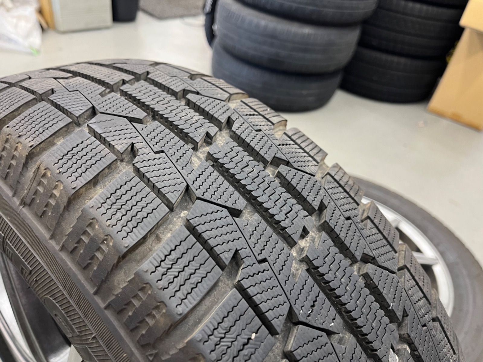 トヨタヴォクシースタッドレスタイヤホイル付き195|65R15