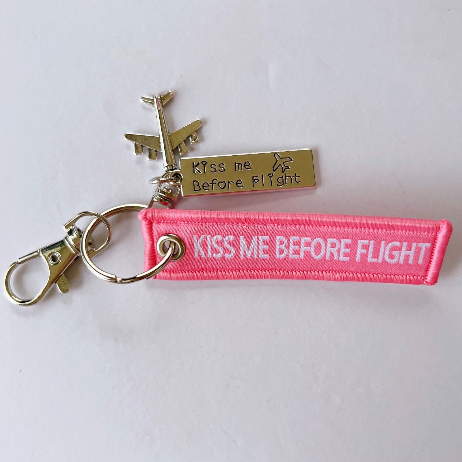 飛行機 キーホルダー フライトタグ KISS ME BEFORE FLIGHT ピンク