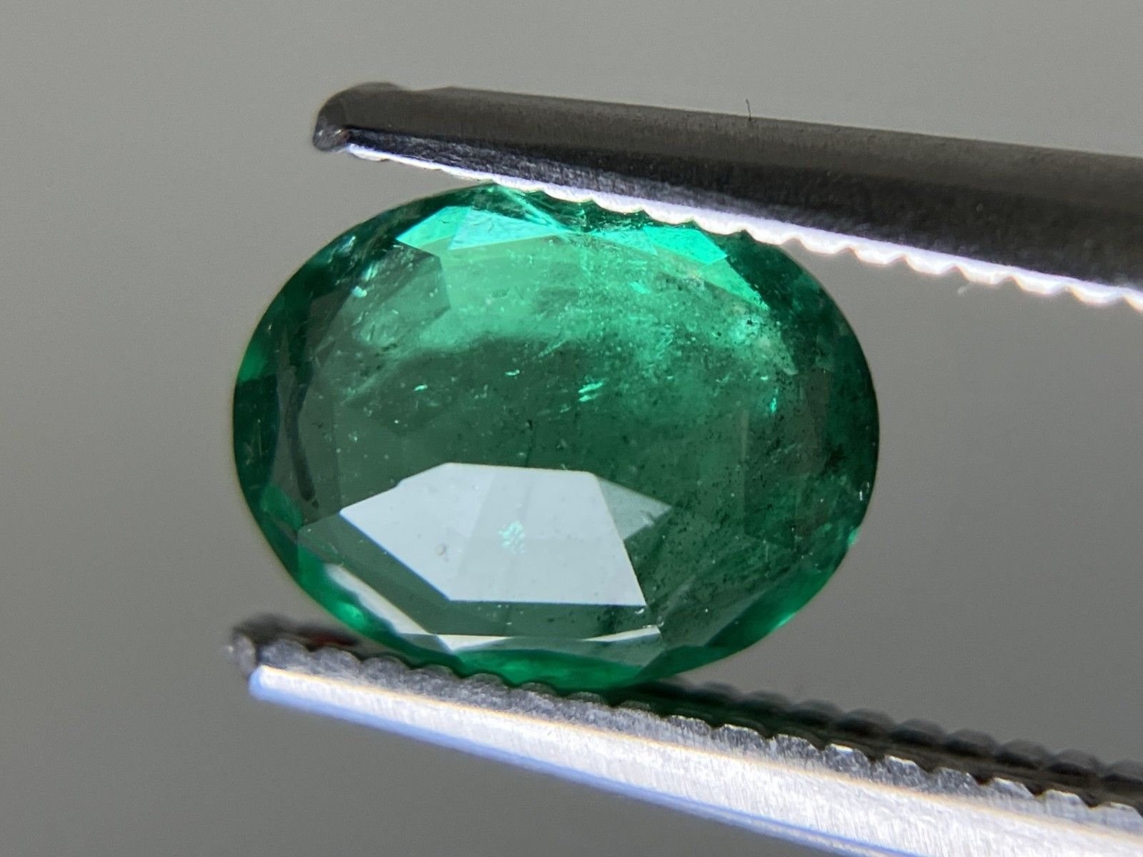 エメラルド 天然 0.972ct 中央宝石ソーティング付き 7.52㎜×5.93