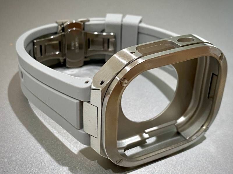 グレイシルバーAppleWatchカバーケース 脱着 簡単 保護 49㎜ Ultra カスタム ステンレス ベルト ラバー バンド アップルウォッチ対応