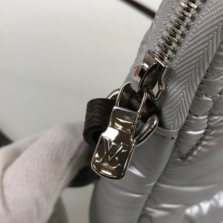 美品louis vuitton ルイヴィトンLVスノーピローフォンポーチシルバー Louis Vuitton ルイヴィトン ピローフォンポーチ スマホ