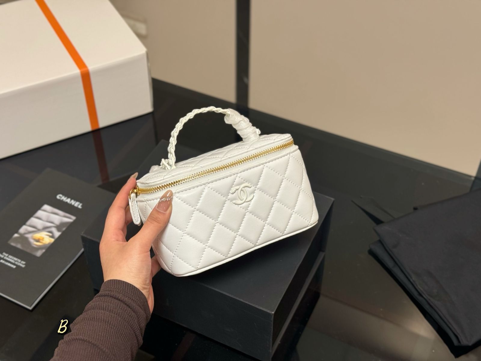 CHANELコレクションブック送料込み CHANEL】2024/25コレクション、スタイルブック - メルカリ