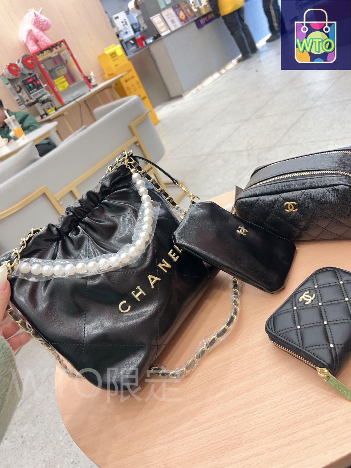 CHANEL シャネル レア 大きめ トラベルポーチ メイクポーチ エナメル 本日特価] TOP New 2025 高品質3点セット - Chanel パール