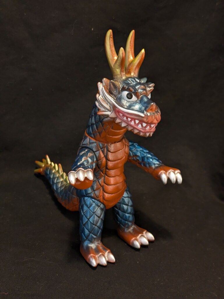 マーミット 世紀の大怪獣シリーズ/ビニパラベビー カイリュウ サンプル塗装版(茶成型/金紫青オレンジ塗装/銀黒目)