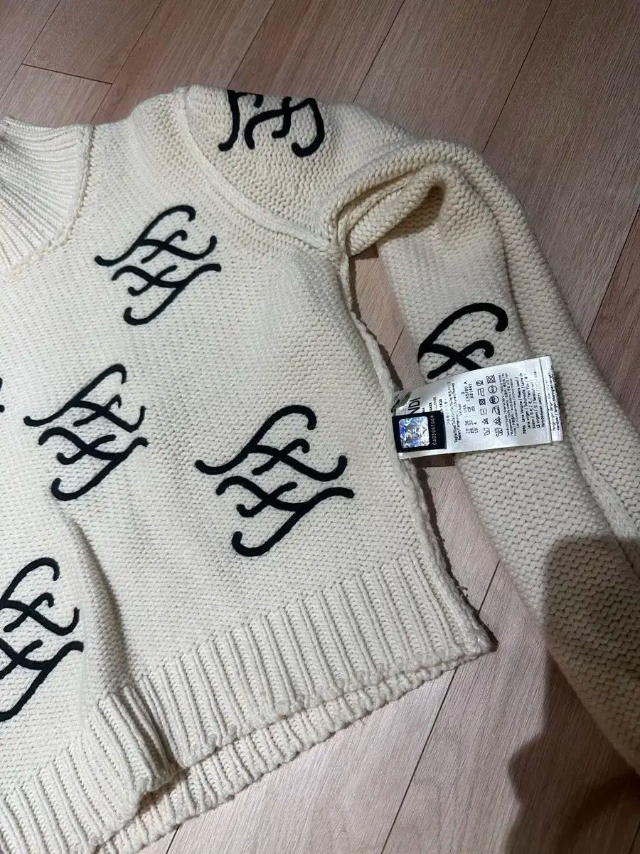 FENDI ズッカ柄入り ハイネック ウール ニット セーター サイズ48 美品 FENDI ズッカ柄入り ハイネック ウール ニット セーター サイズ48 美品