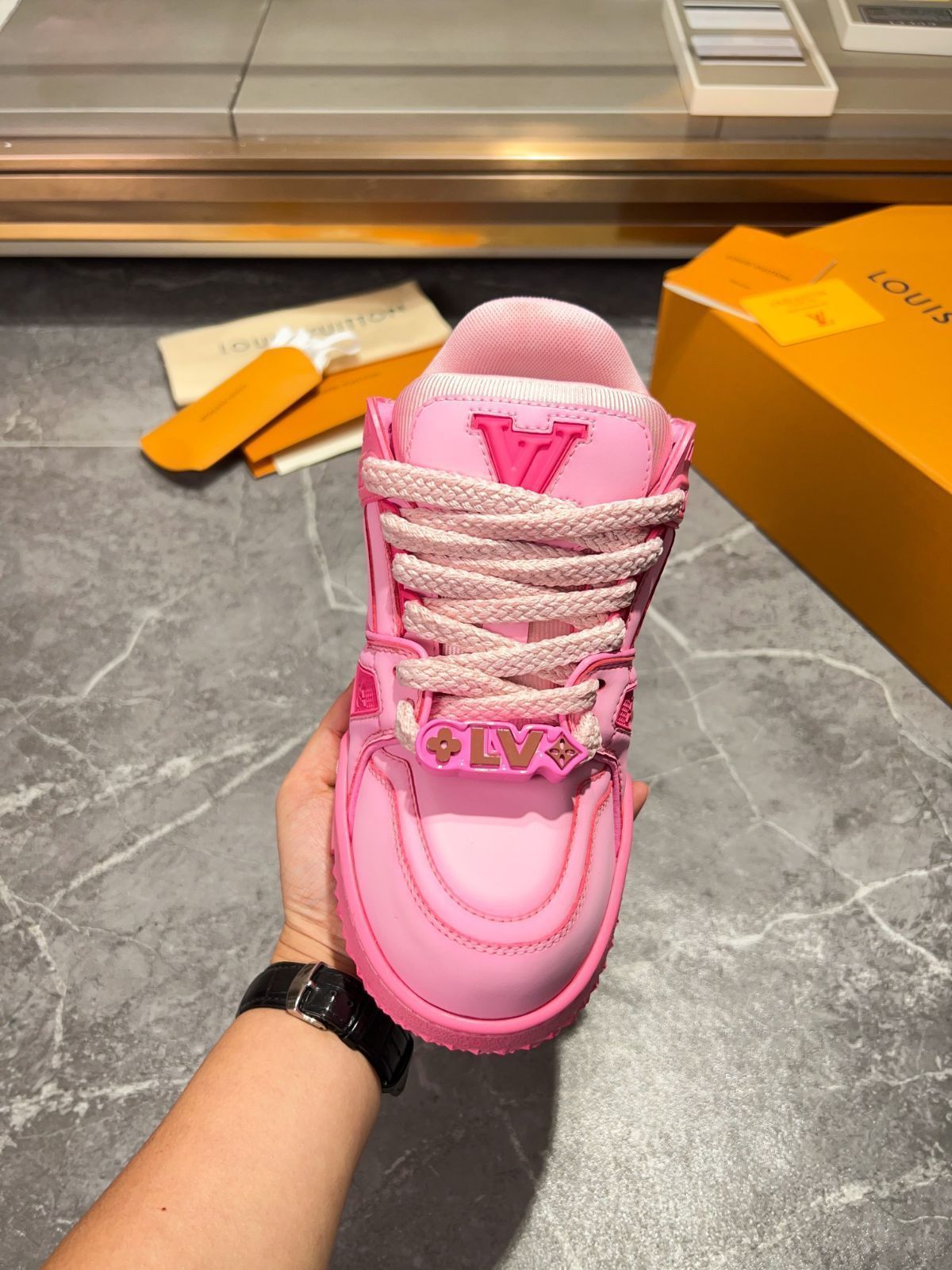 Louis Vuitton trainer 女性のロートップファッショナブルな