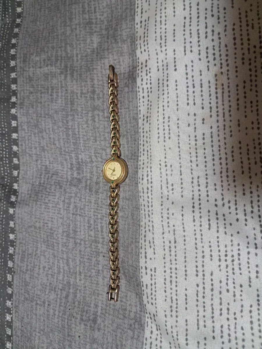 ゴールド ブレスレットタイプ 女性 腕時計 エメラルド フォーカルポイント