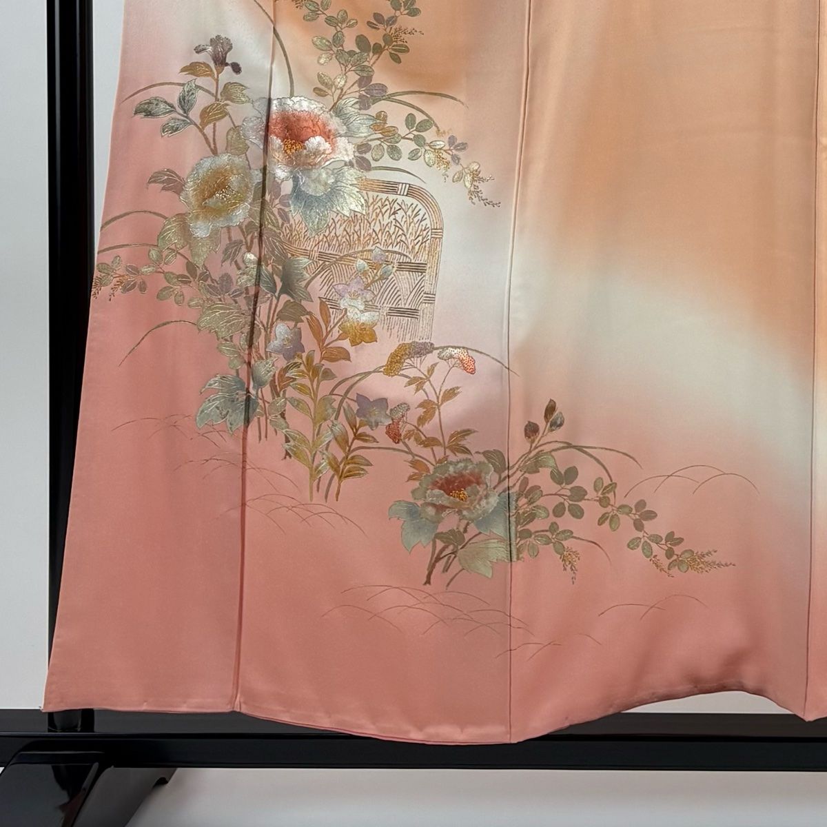 付下げ 身丈155cm 裄丈62cm S 袷 和田光正 落款 草花 光悦垣 サーモンピンク 正絹 名品