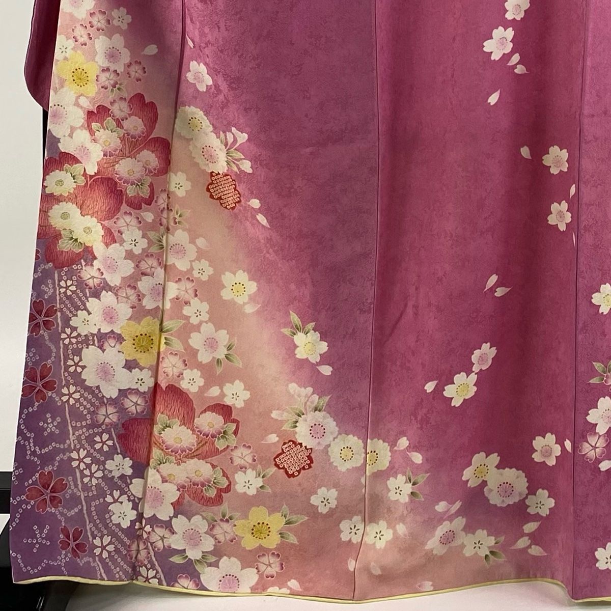 振袖 珊瑚色 身丈159 裄63.5 極美品 豪華な金彩加工 桜 1度使用 振袖 珊瑚色 身丈159 裄63.5 極美品 豪華な金彩加工 桜 1度使用