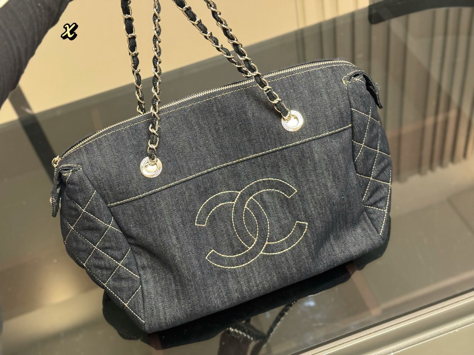 デニムとチェーンが素敵☆ 印象的なヘアに CHANEL バレッタ デニムとチェーンが素敵☆ 印象的なヘアに CHANEL バレッタ
