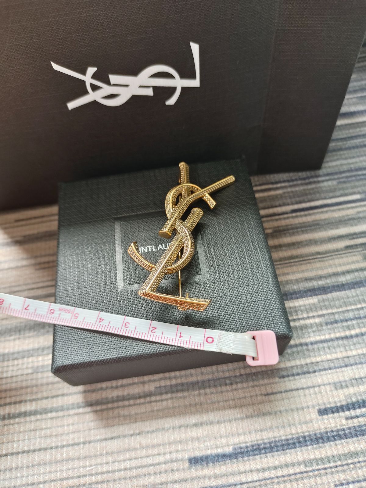 美品Saint Laurent(サンローラン)ブローチアクセサリーゴールド箱と紙袋あり極🌟美品💞可愛いஐお得な特典のお知らせ