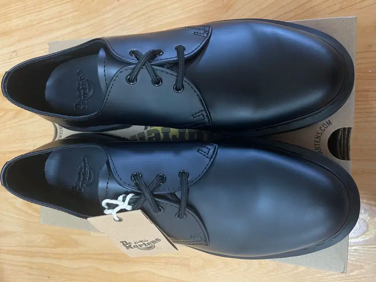 280 DR. MARTENS ドクターマーチン 1461 3 笏 モノ 黒 咲いています