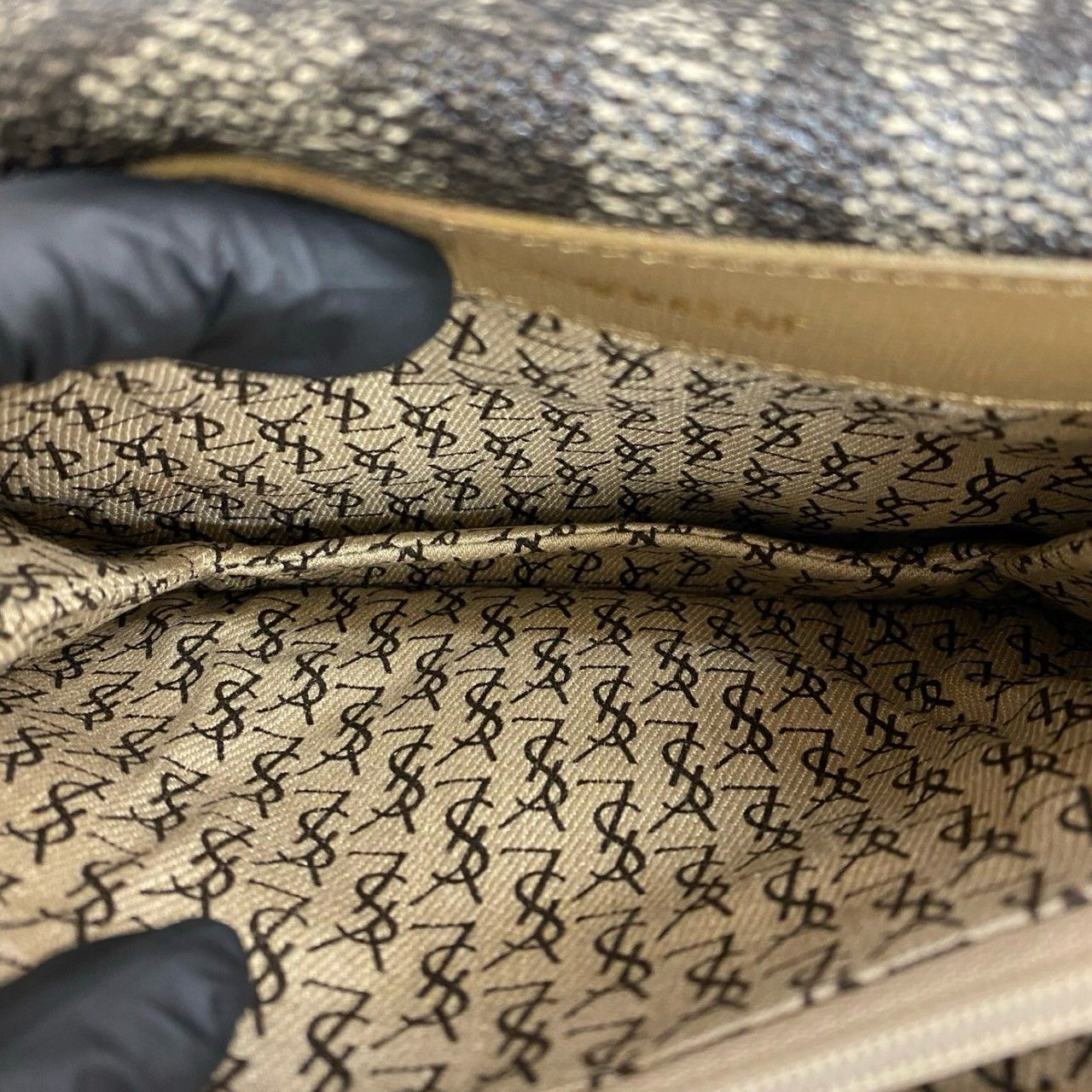 イヴサンローラン YVES SAINT LAURENT ショルダーバッグ
 クロコ型押し サックドジュール 2WAY ハンドバッグ ブラック Yves Saint Laurent（イヴ・サンローラン） 極 美品 イブ サンローラン
