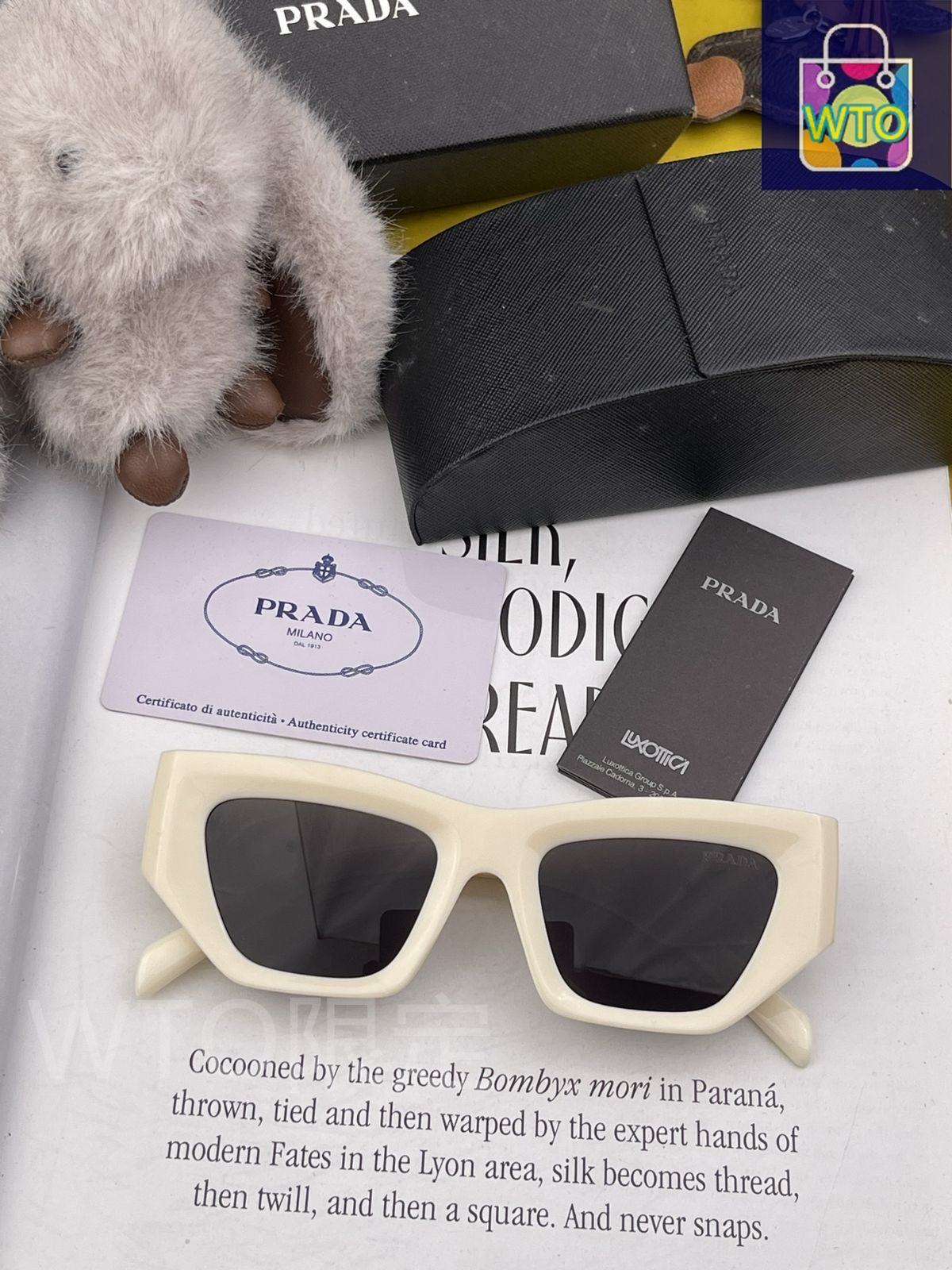 Prada 今日限定特価！】プラダ クラシックな小フレーム四角形