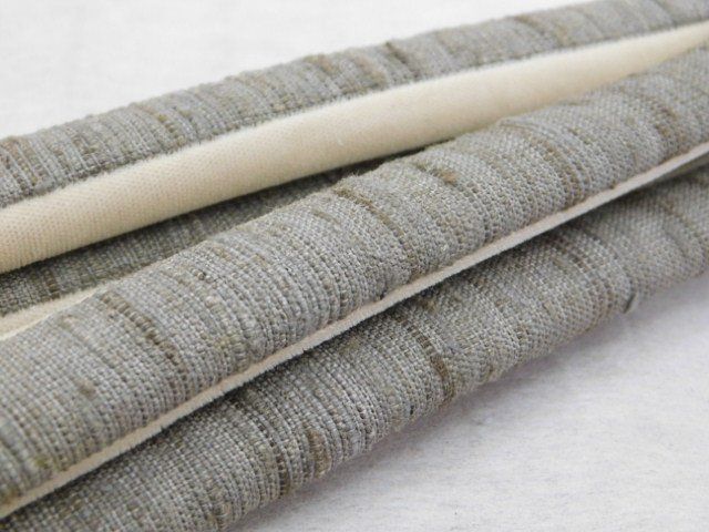 墨染めの栗繭紬の草履の鼻緒