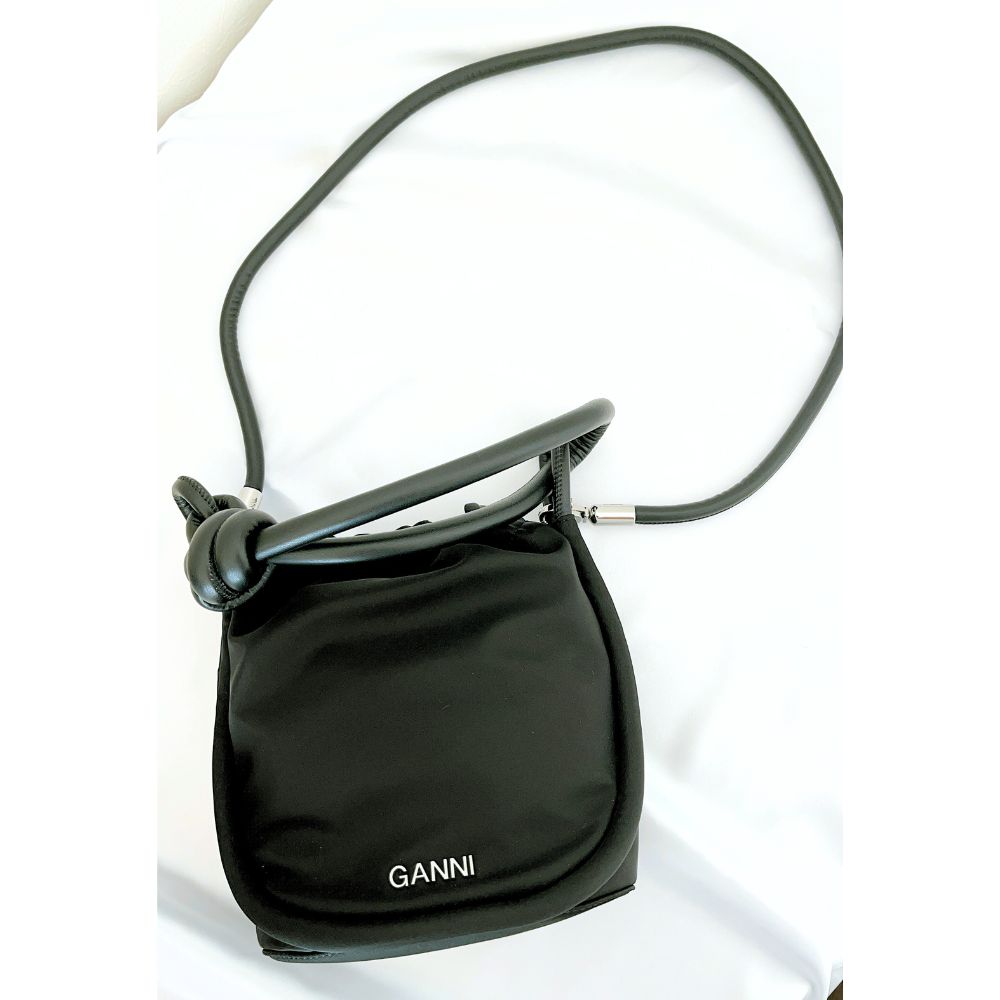 2-3日でお届け》新品【Ganni】「ノット スモール」ハンドバッグ - CREA