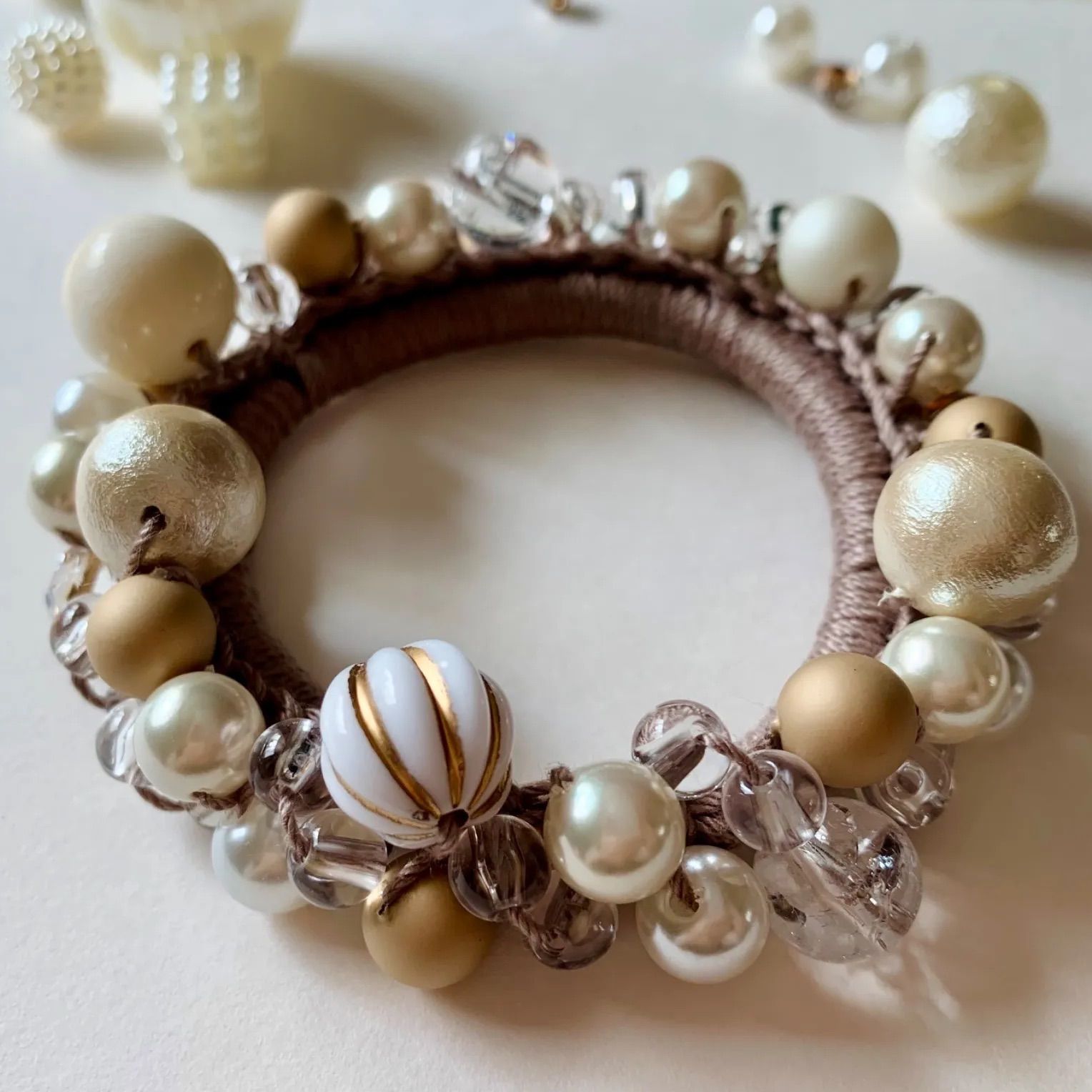 シュシュ  ヘアゴム  ビーズ  ブラウン系 シュシュ ヘアゴム ビーズ オレンジブラウン レディース