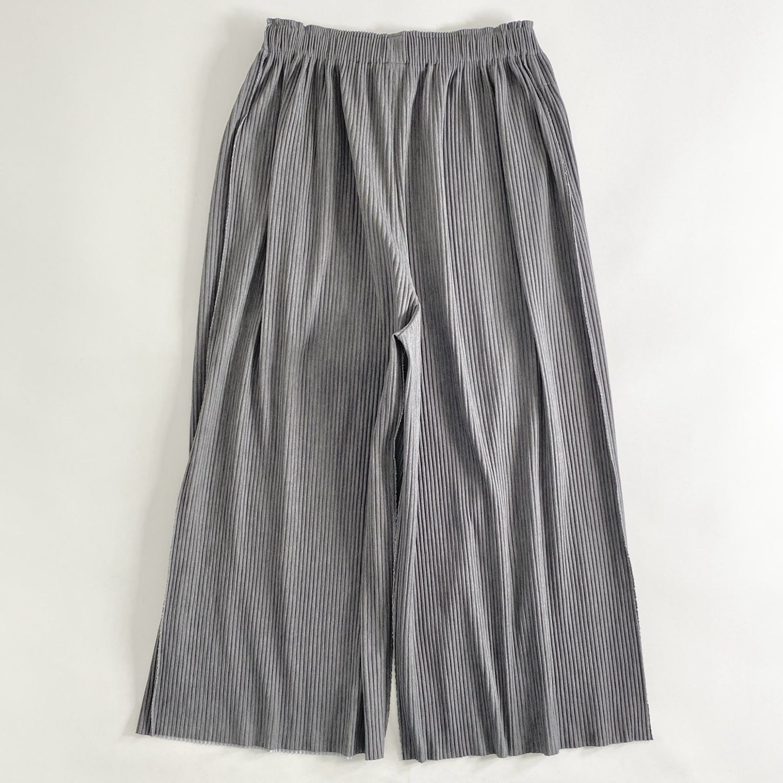 10c14 me ISSEY MIYAKE ミーバイ イッセイミヤケ クロップド プリーツパンツ グレー 紐ベルト PLEATS PANTS  MI73FF522 - メルカリ