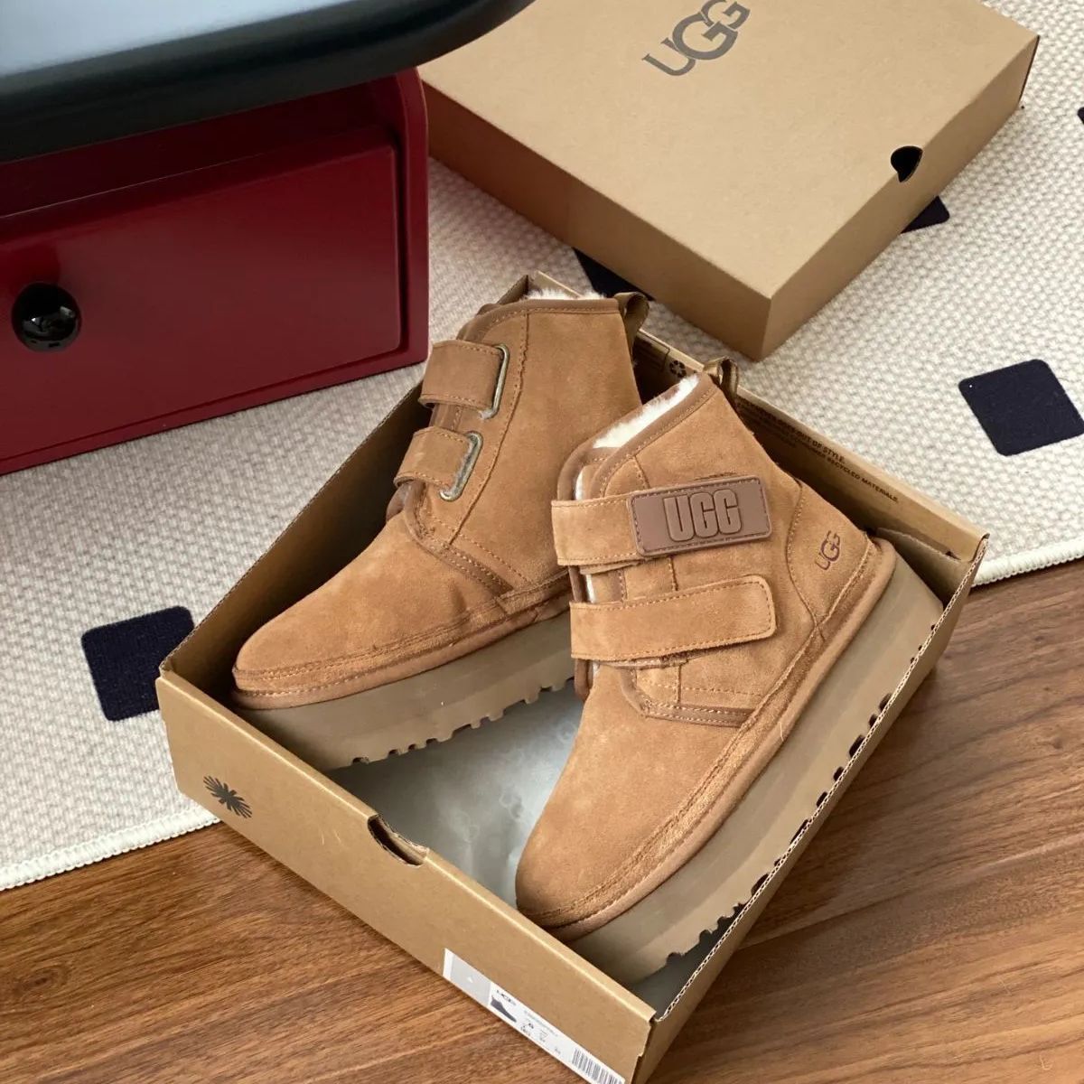 人気極美品！アグUGG プラットフォーム厚底2ブーツ3cm - ムートンブーツ