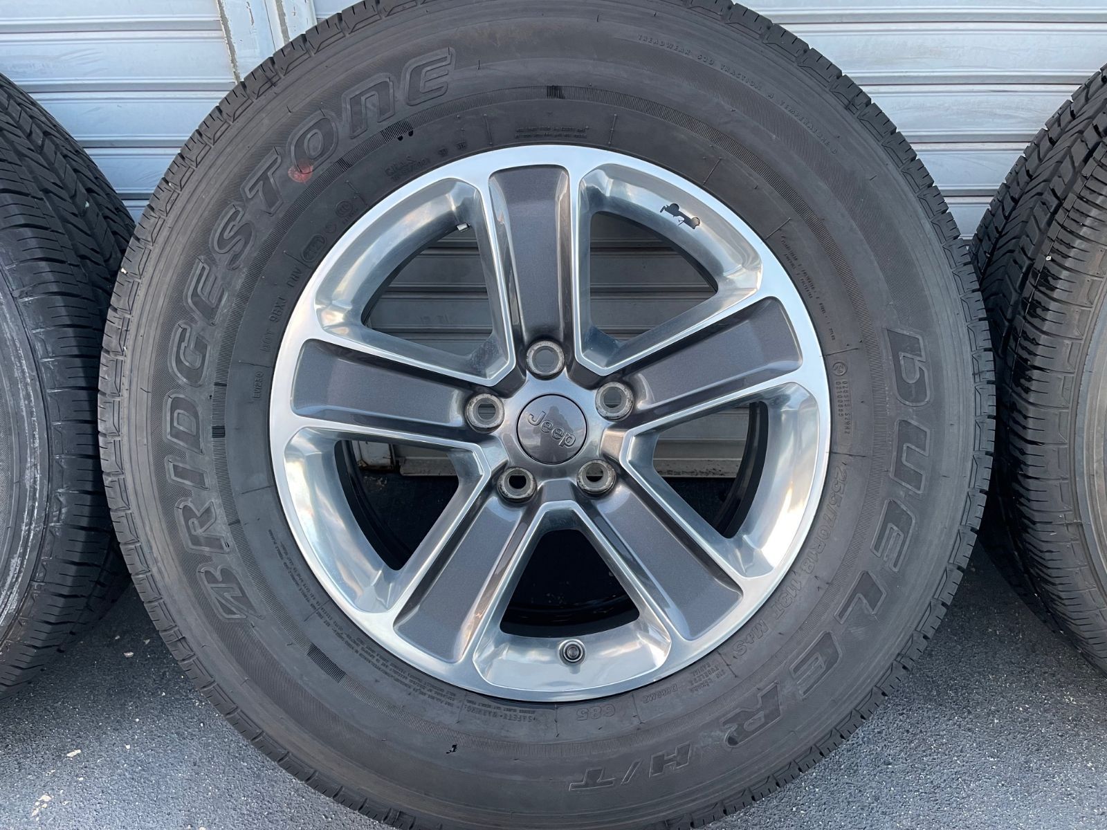 jeep ラングラー　純正255/70R18 ホイールタイヤ5本セット jeep ラングラー純正255/70R18 ホイールタイヤ5本セット