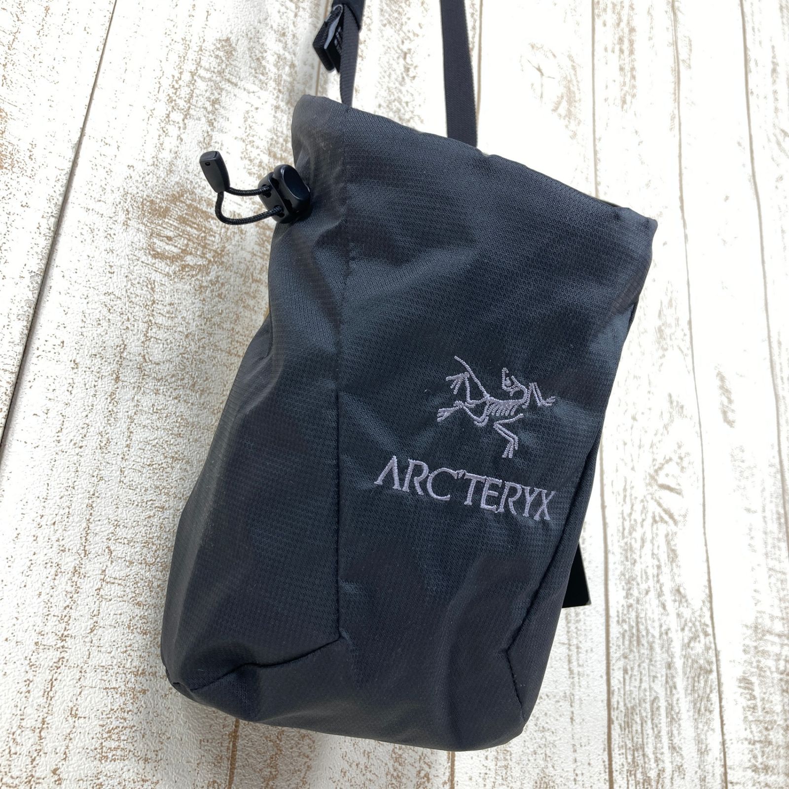 L ブラック系 Arcteryx アークテリクス アイオン ライトウェイト チョークバッグ Ion Lightweight Chalk Bag ブラック ナイロン バッグ ストレージ メッセンジャーバッグ クーリエバッ