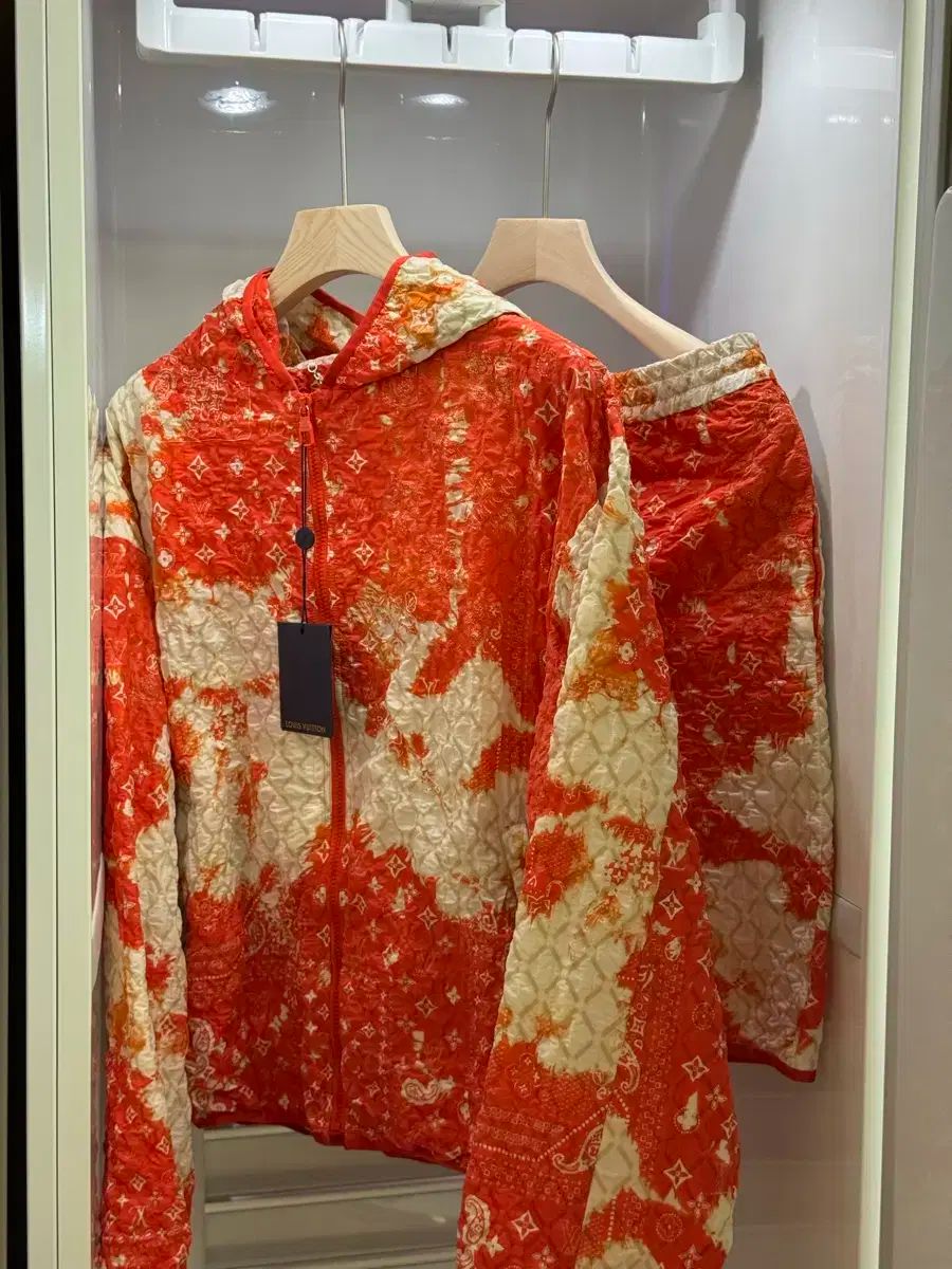 ルイ・ヴィトンのセットアップ ハンガー付き LOUIS VUITTON（押し入れ