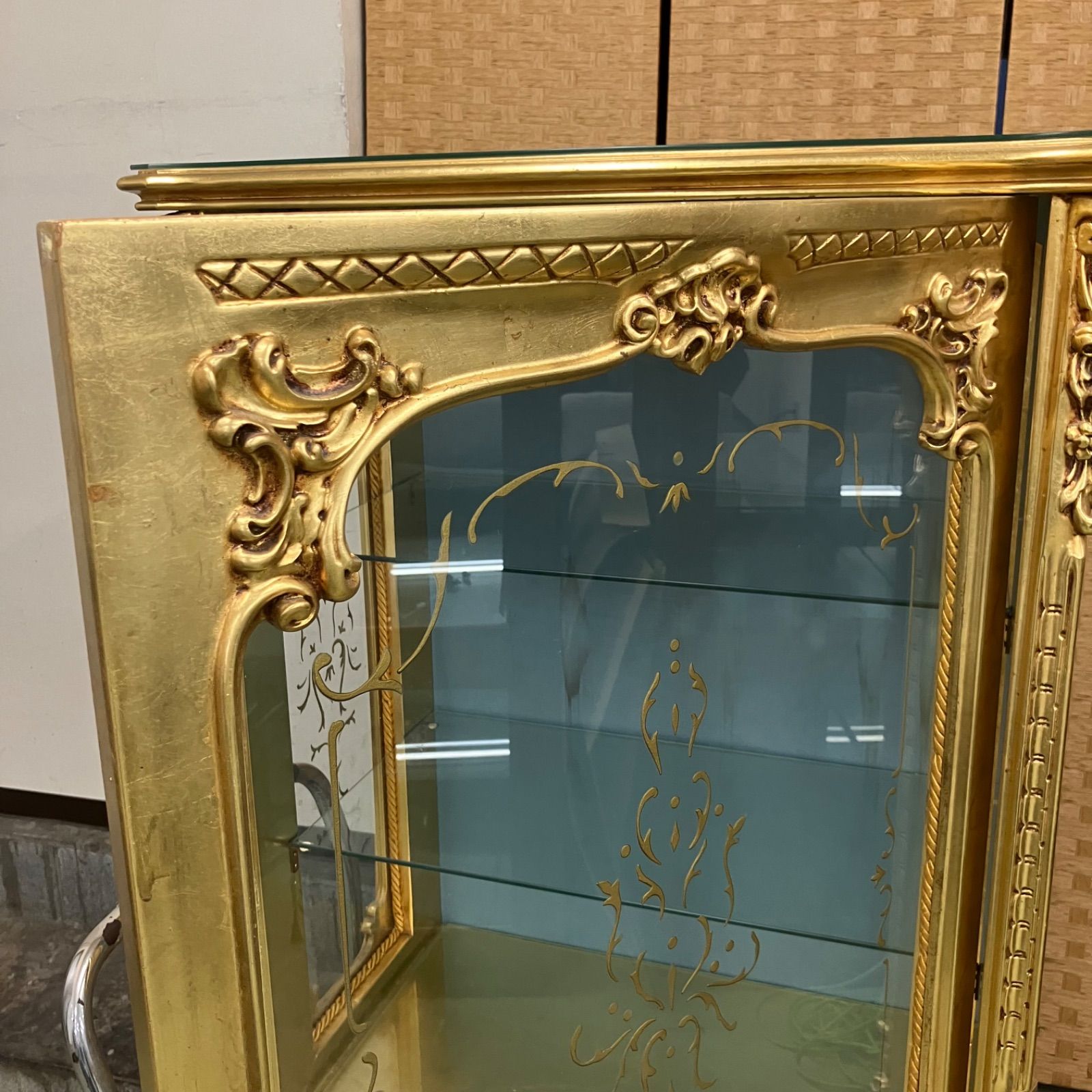 ▲ げ交渉 SILIK シリック 装飾家具 猫脚 ロココ調 アンティーク調 ガラスキャビネット ショーケース 飾り棚 ゴールドカラー 直接引き取り推奨 横浜市保土ヶ谷区