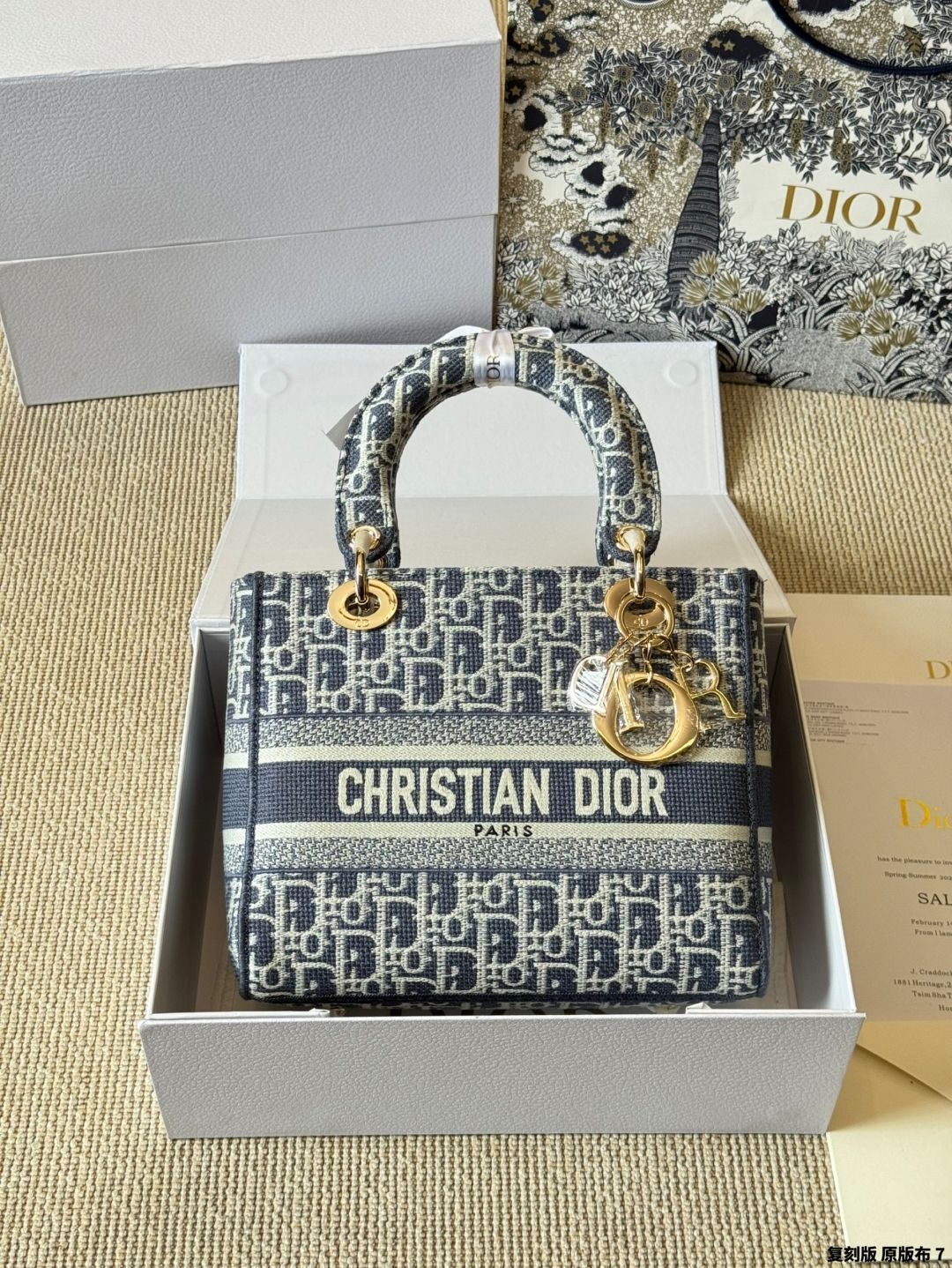 今日特価】Dior Lady D-Lite 刺繍バッグ スターズ同款 24cm 斜め