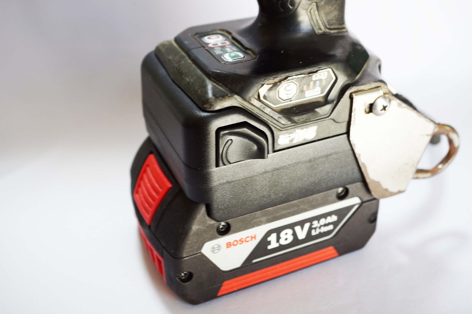 ⑧◇日立(HKOKI)のドリルをボッシュ(BOSCH)の電池使用アダプター 