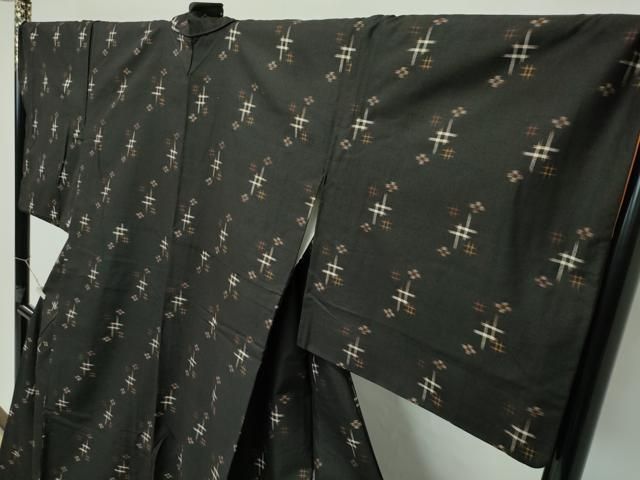 平和屋本店■極上　国指定重要無形文化財　本場久米島紬　手織　黒地　逸品　CZAA2706s5 平和屋本店□極上 国指定重要無形文化財 本場久米島紬 手織 黒地 逸品