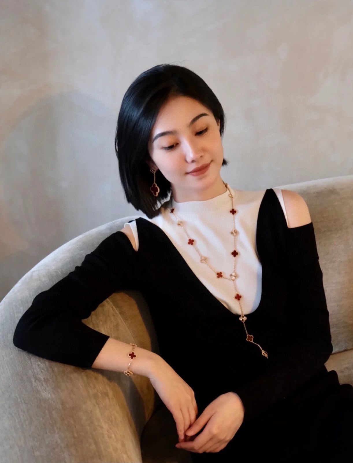 Van Cleef - Arpels アルハンブラ 5連ブレスレット - レッドアゲート ヴァン クリーフ - アーペル レディースジュエリー｜ ｜ SIROKUMA-CORPORATION_COM