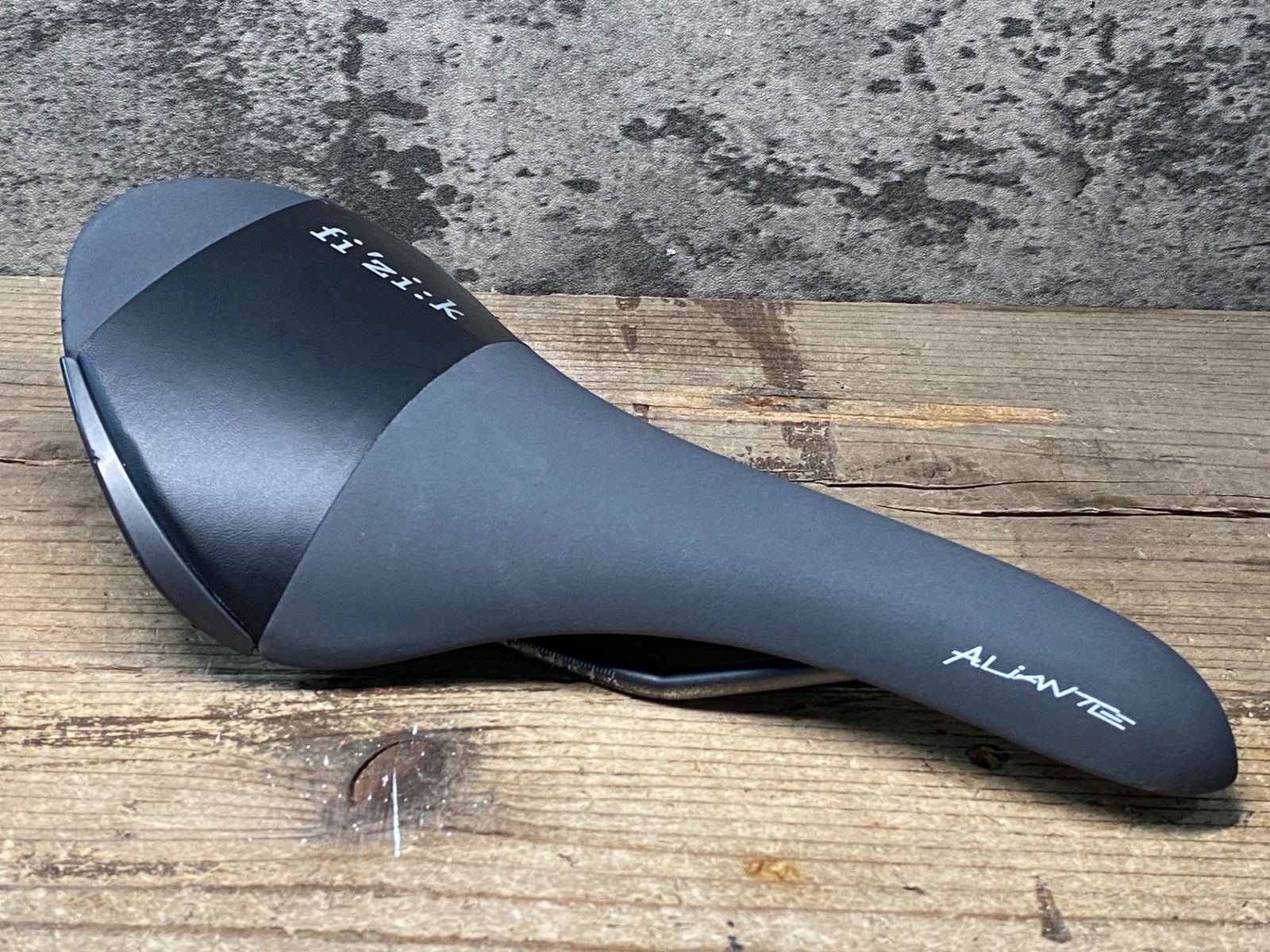JJ314 フィジーク fizik アリアンテ ALiANTE R3 サドル 黒 Regular kium