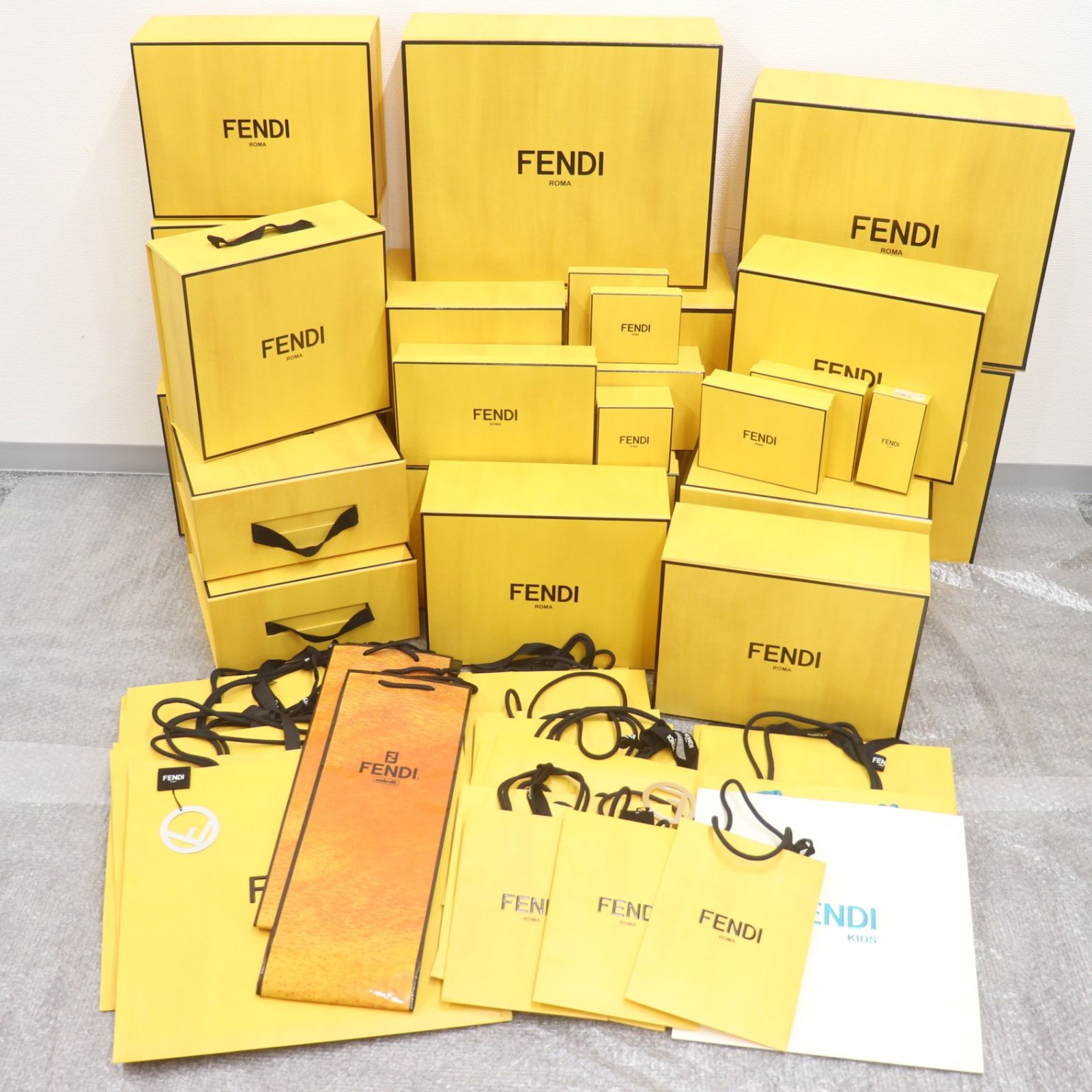 FENDI フェンディ 空箱 保存袋2枚 計3点セット BOX ショップ袋 FENDI フェンディ 空箱 保存袋2枚 計3点セット BOX ショップ