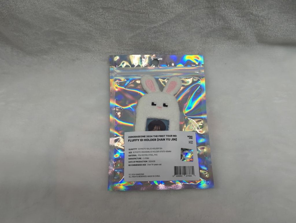 ZEROBASEONE TIMELESS WORLD IN SEOUL YU JIN FLUFFY ID HOLDER