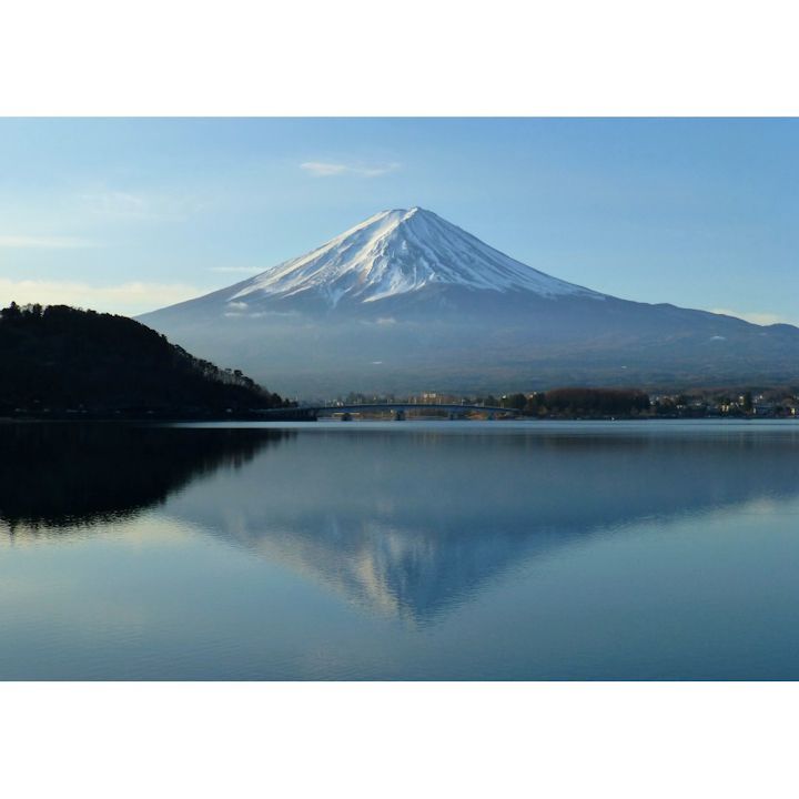 絵画風 壁紙ポスター (はがせるシール式) 逆さ富士 幻想的な富士山 河口湖 鏡の湖面 キャラクロ FJS-008A2 (A2版 594mm×420mm) ＜日本製＞ ウォールステッカー お風呂ポスター