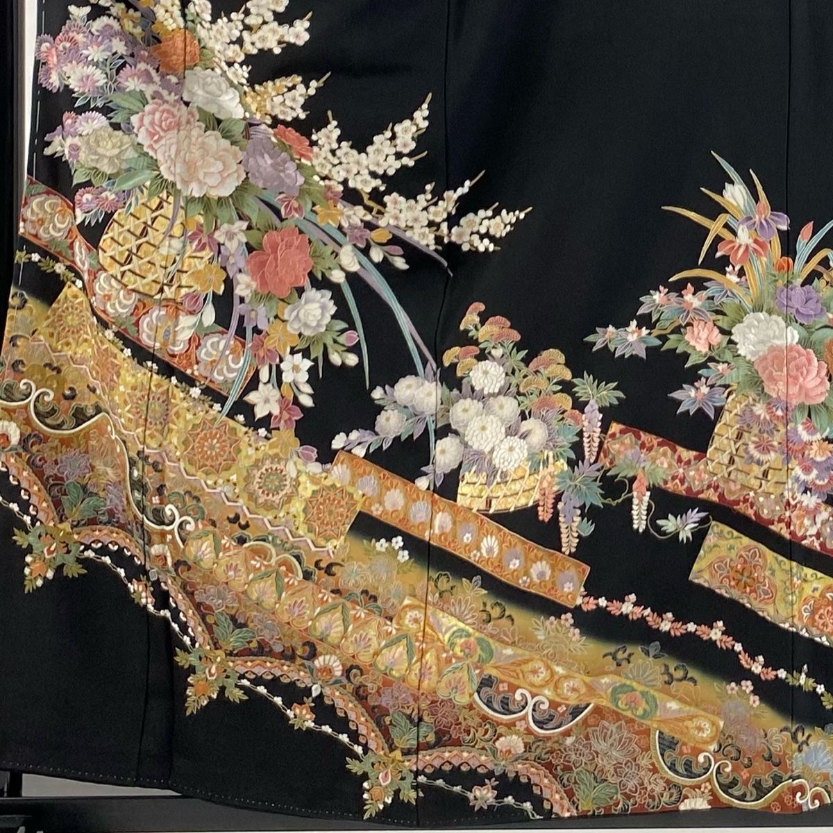 黒留袖 身丈160cm 裄丈63.5cm S 袷 花籠 草花 刺繍 金彩 黒 正絹 秀品