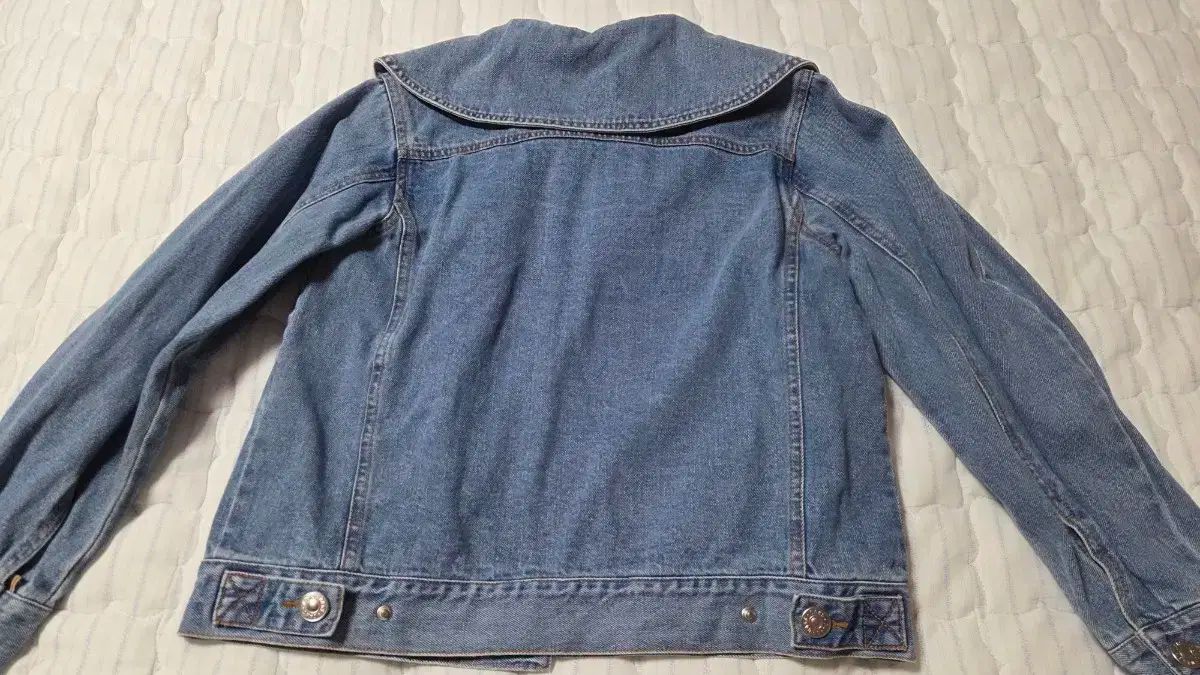保証書付、新品送料無料。 DAKS Little ダックスキッズ 象徴的な ビック襟 デニムジャケット サイズ 150 13y