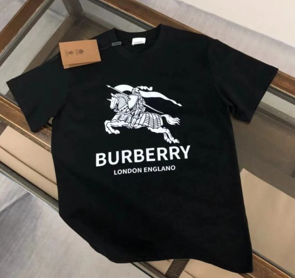 BURBERRY軍馬カジュアル半袖Tシャツ   サイズはMです。 白黒の2着です