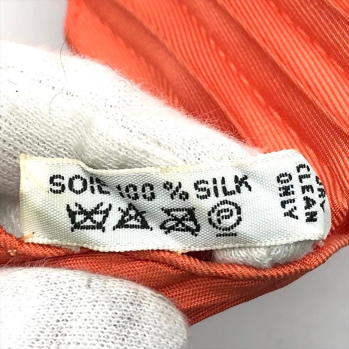 Hermès シルク プリーツ スカーフ 赤 ゴールド系 Hermès シルク プリーツ スカーフ 赤 ゴールド系（レディス
