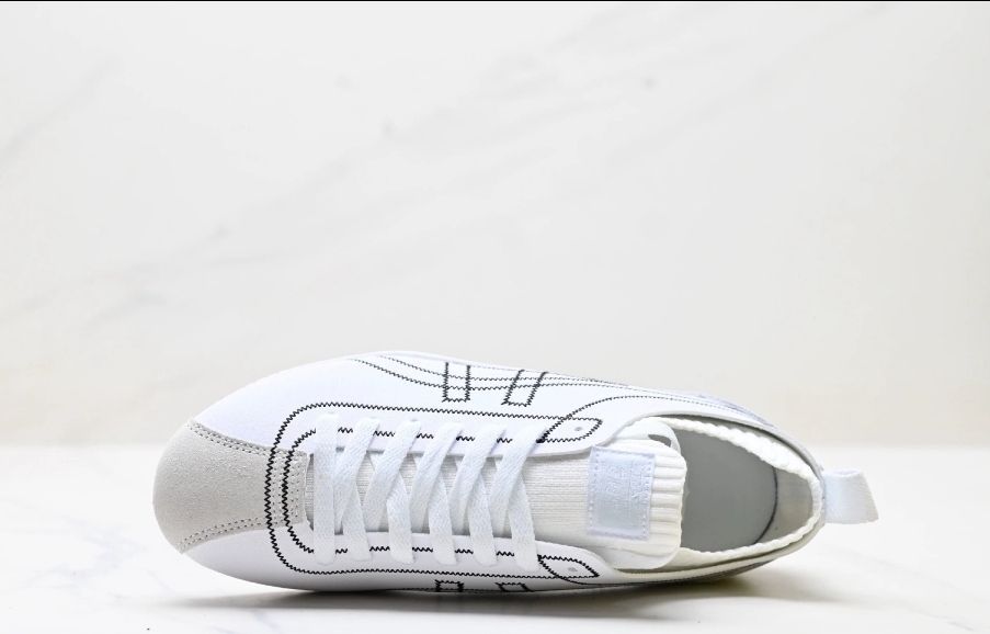 新品 Onitsuka Tiger SCLAW ホワイト スニーカー ユニセックス