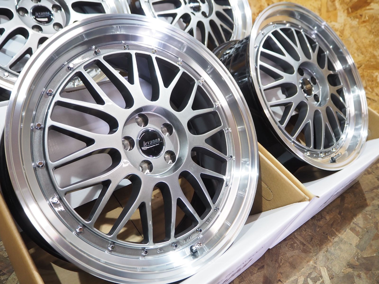 メッシュ levanna V10-EX FFT フローフォーミング製法 シルバー 深リム 19inch 8.5J 42 5H100 4枚 トヨタ プリウス 50系 シャコタン ツライチ カスタム設定