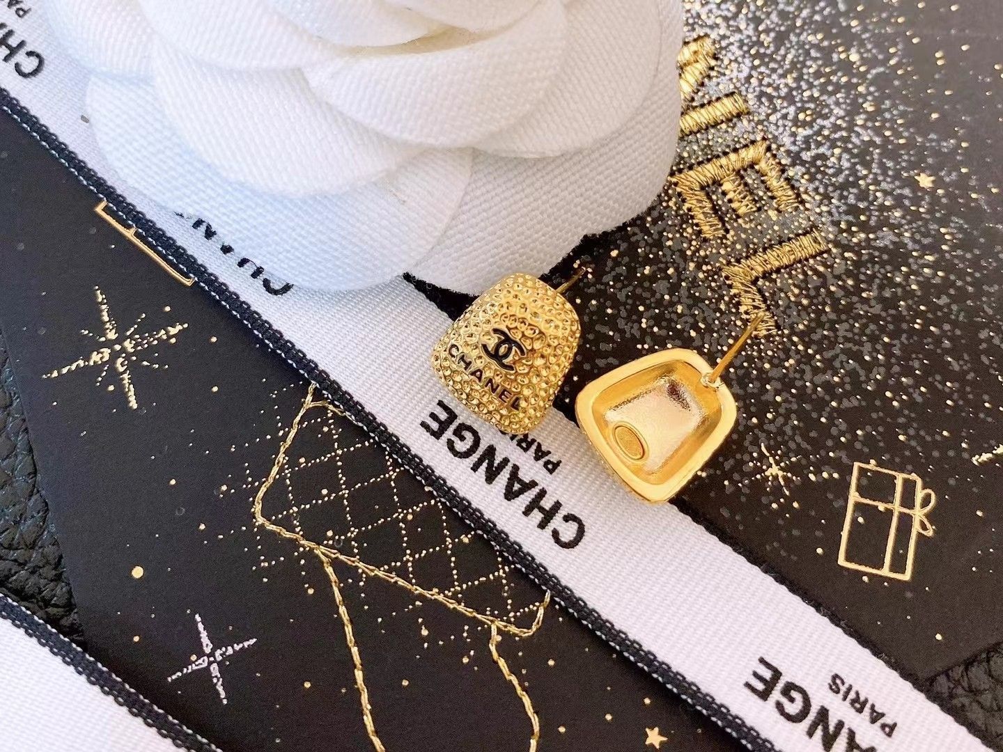 【シンプルなデザインが上品★完売必至】CHANEL 25SS ロゴピアス シンプルなCCロゴ♡CHANEL シャネル ピアス (CHANEL/ピアス