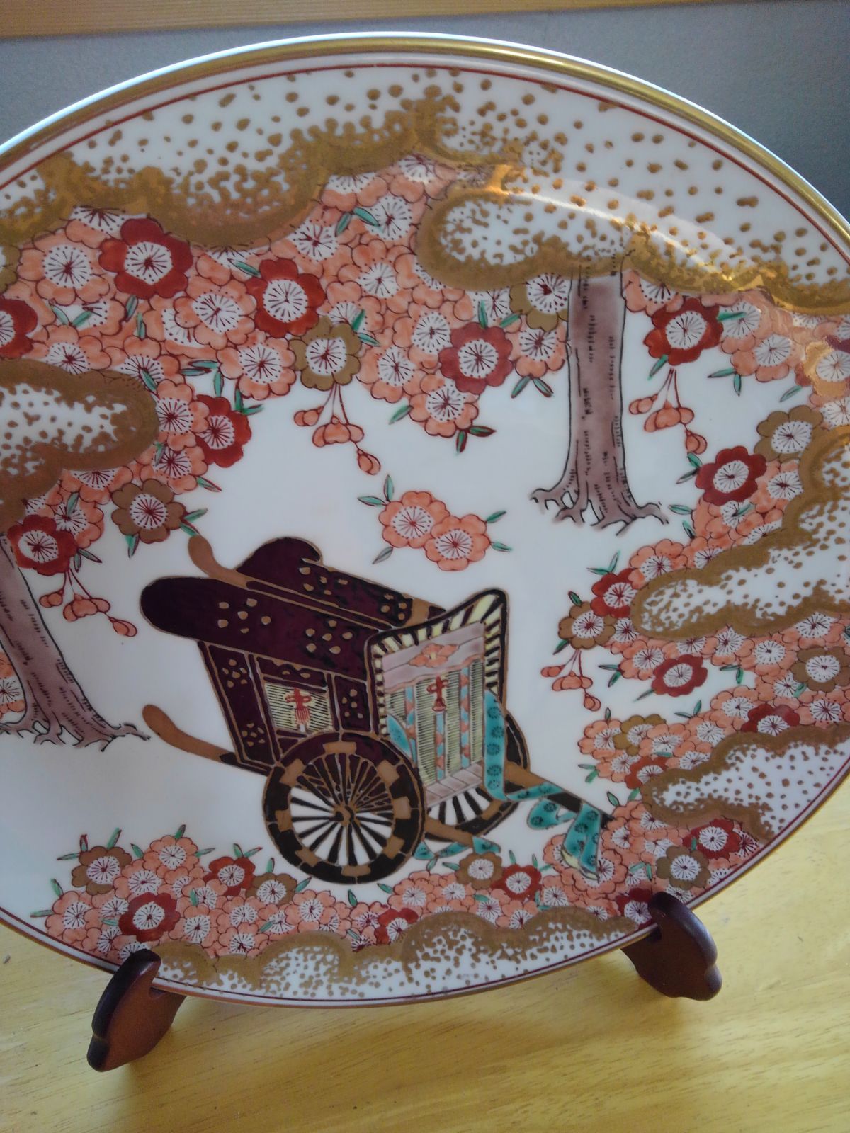 有田焼大皿御所車に鶴 直径39センチほどのものです 有田焼大皿御所車に鶴 直径39センチほどのものです