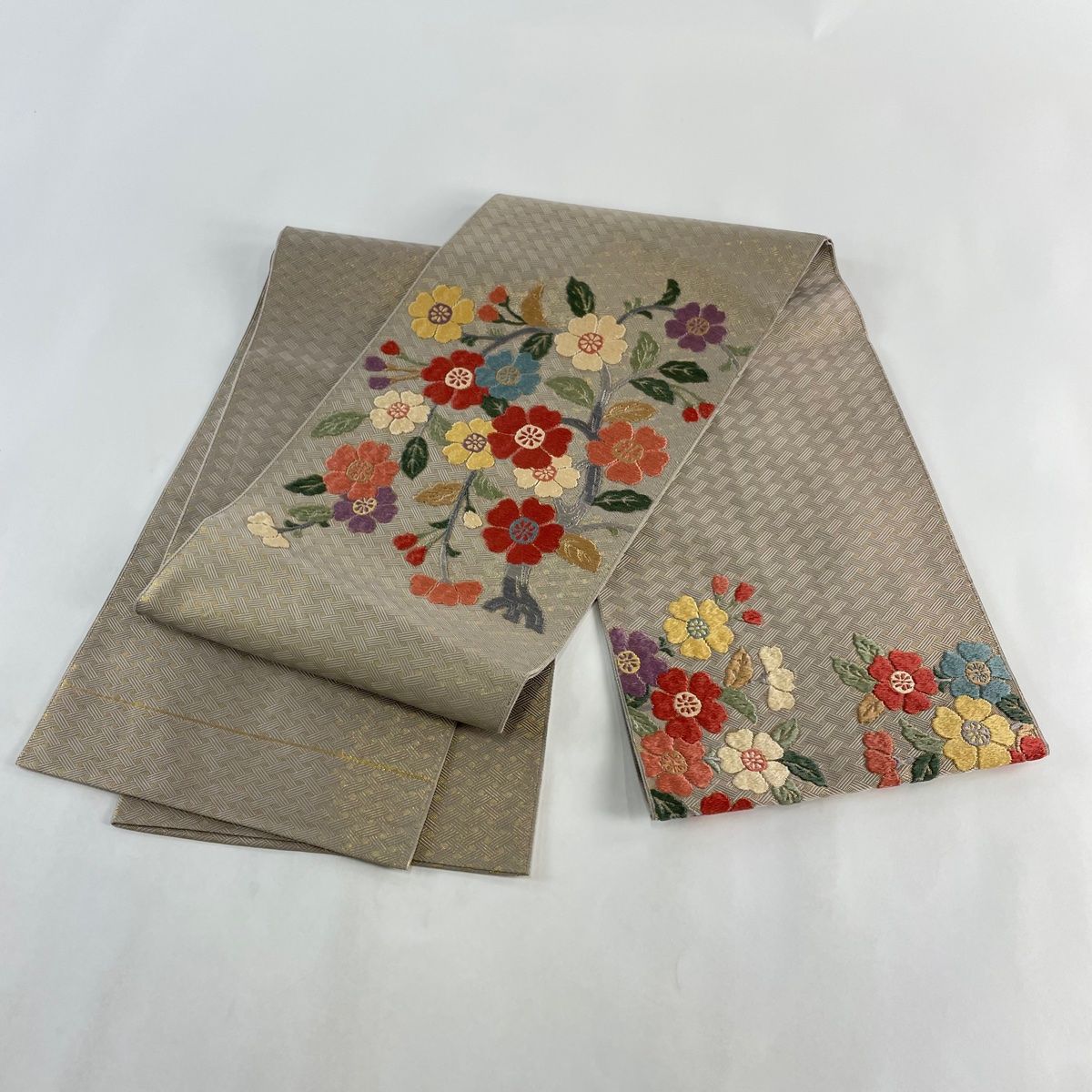 袋帯 秀品 風景 椿 刺繍 箔 銀色 お太鼓柄 正絹(仕立て上がり)｜売買され