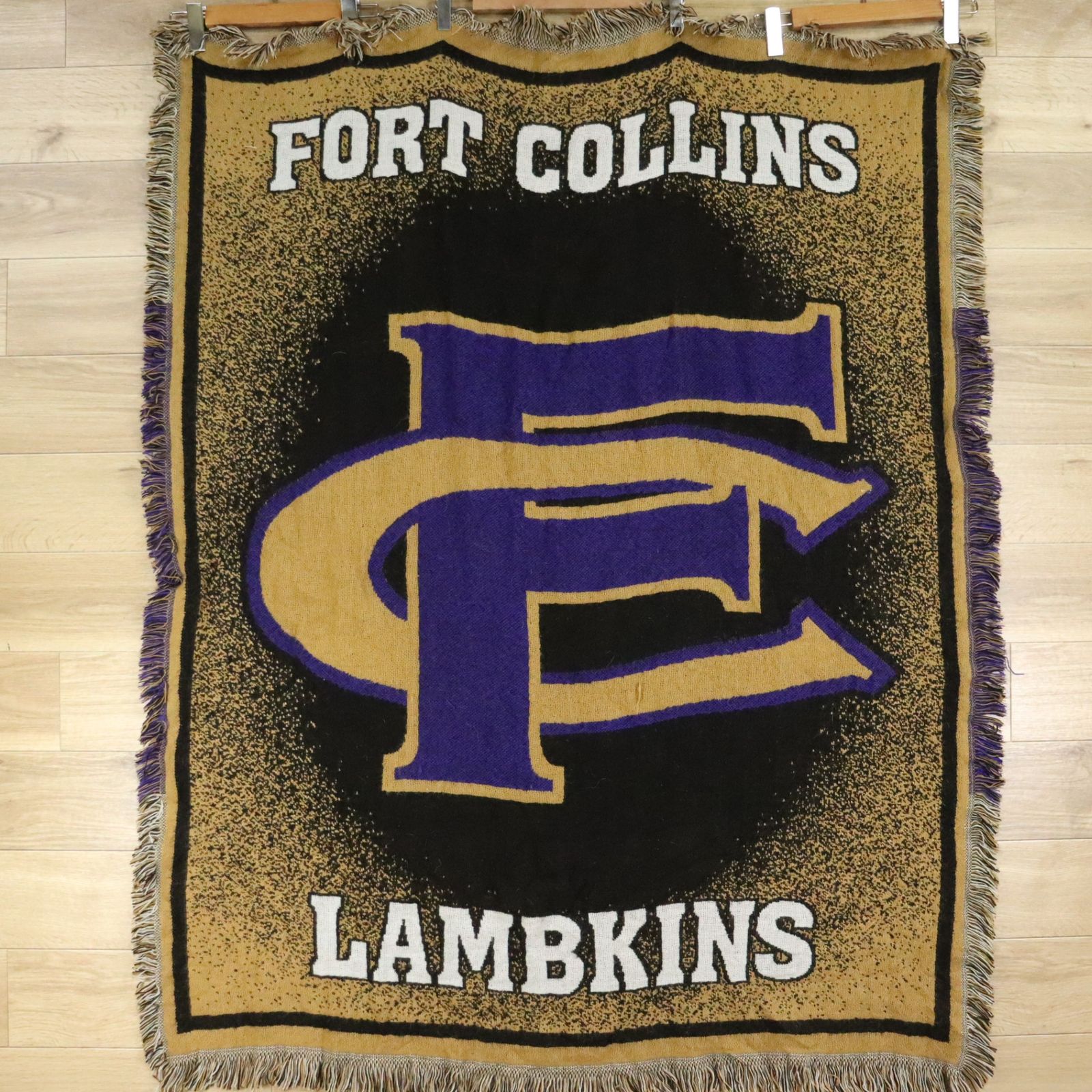 D6-2/O4.1-3 FORT COLLINS LAMBKINS 高校 スポーツ ロゴ ラグ