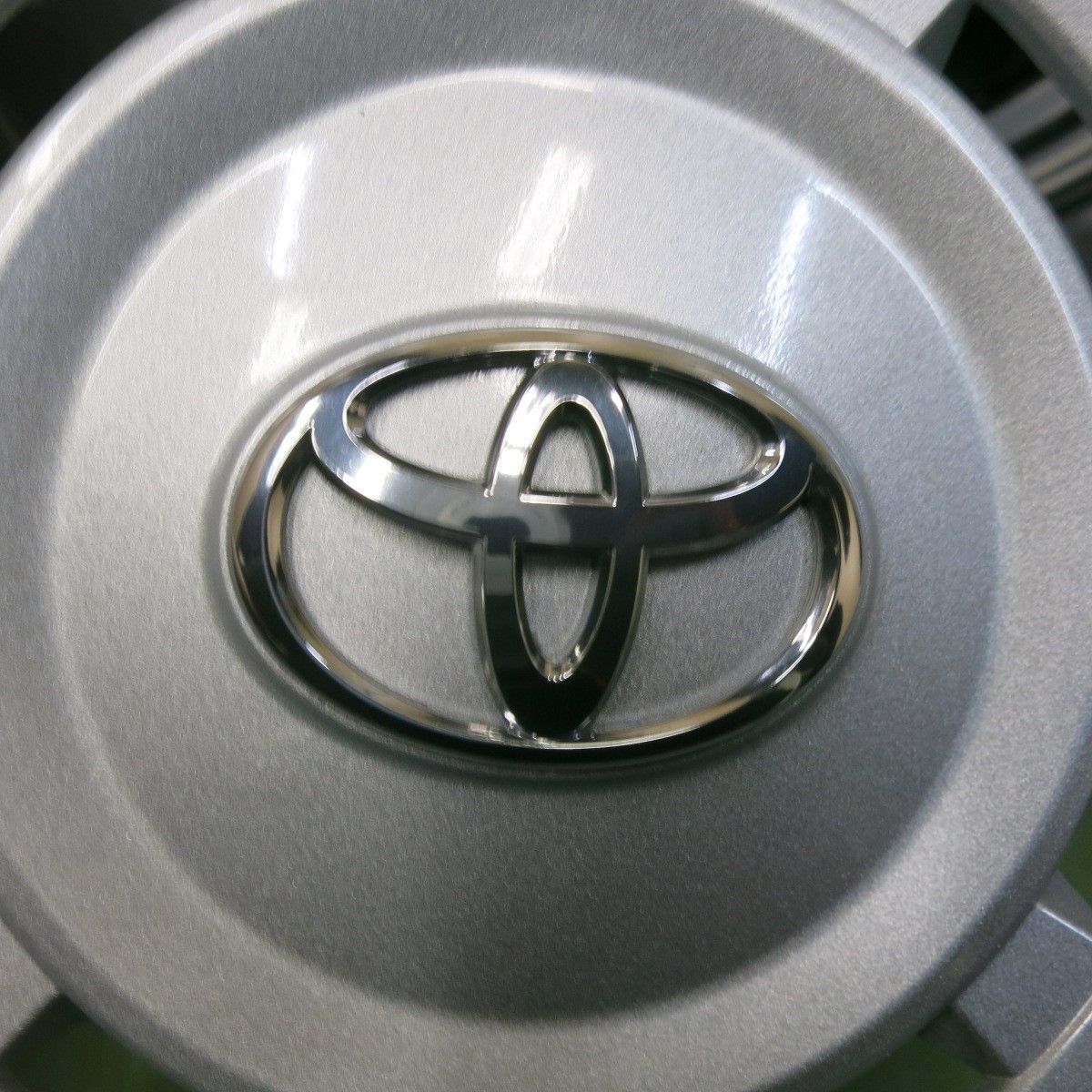 新車外し 200系 ハイエース 純正 15インチ 195 80 15 ダンロップ DELVEX 2024年製 200系 ハイエース 純正 新車外し ホイール 15